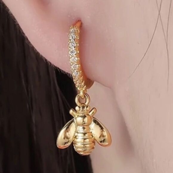 Gorgeous Bee Hoop Earrings‎ nwt - Picture 1 of 3